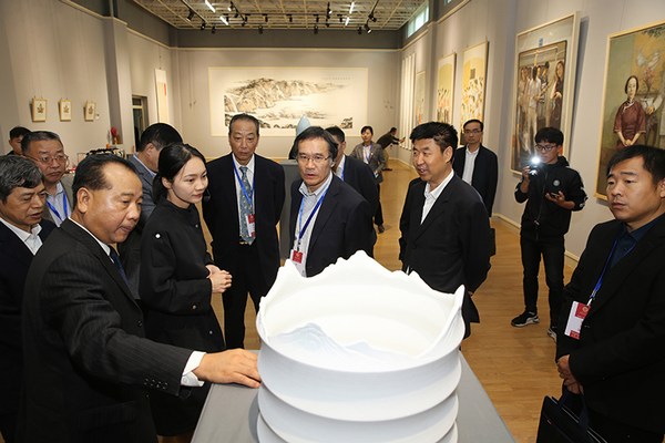 审核评估专家组考察beat365英国官方网站.jpg 审核评估专家组考察beat365英国官方网站.jpg